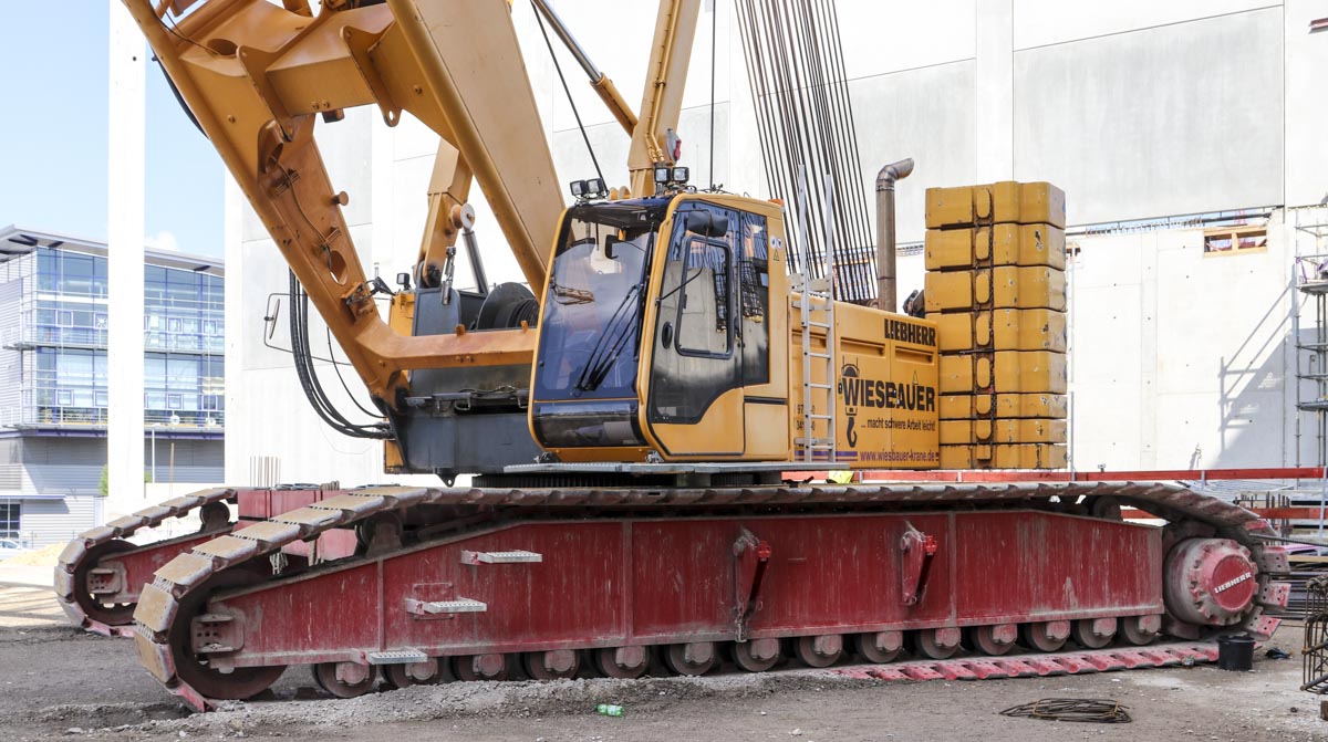 Mammoet takes delivery of LR12500 crawler crane | Mammoet News